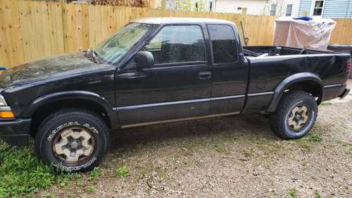 Chevy S10 1998 4x4 Extended Cab for sale in Sheboygan, WI