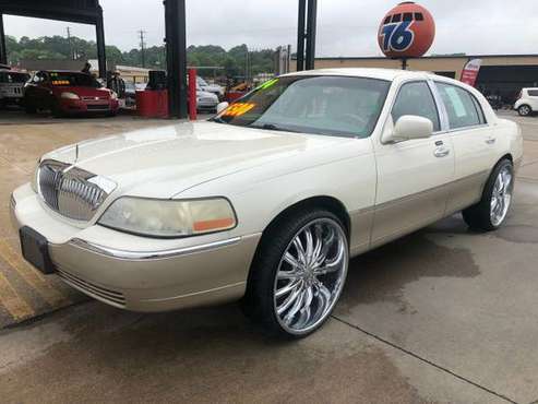 2004 *Lincoln* *Town Car* *4dr Sedan Ultimate* - cars & trucks - by... for sale in Hueytown, AL
