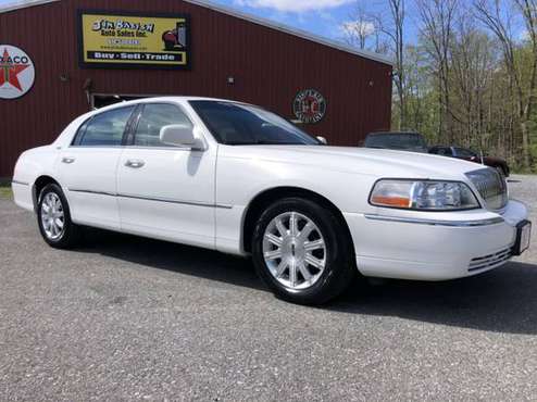 2009 Lincoln Town Car 4dr Sedan Signature Limited - cars & for sale in Johnstown , PA