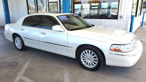 2004 LINCOLN TOWNCAR "ULTIMATE"ALL OPTIONS, PREMIUM AUDIO, MOON ROOF, for sale in Tucson, AZ
