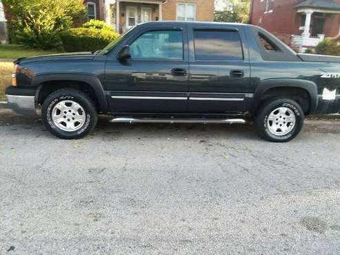 Chevy avalanche 04 - cars & trucks - by owner - vehicle automotive... for sale in Saint Louis, MO