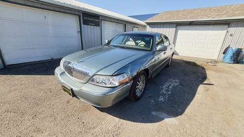 2004 Lincoln town car signature - - by dealer for sale in Moorhead, ND
