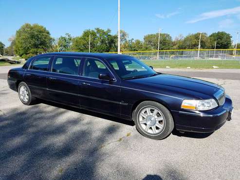 2008 Lincoln Town Car Eagle Edition - cars & trucks - by owner -... for sale in Centralia, MO