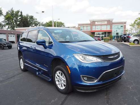 2020 Chrysler Pacifica Touring-L for sale in Tinley Park, IL