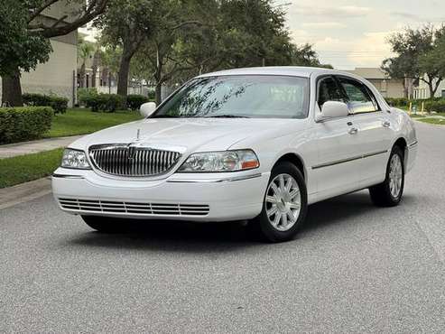 2011 LINCOLN TOWN CAR SIGNATURE LIMITED - CLEAN TITLE - cars & for sale in Orlando, FL
