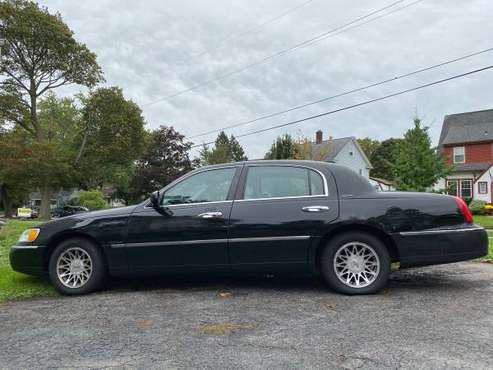 2000 Luxury Lincoln Towncar for sale in Niagara Falls, NY