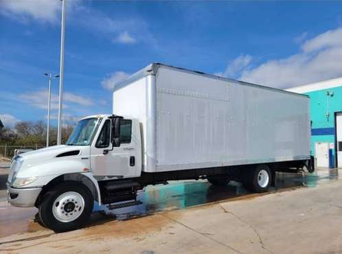 26 2012 International 4300 with Liftgate for sale in San Antonio, TX