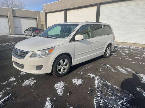 2011 Volkswagon Routan SEL Minivan - - by dealer for sale in Clarence, NY