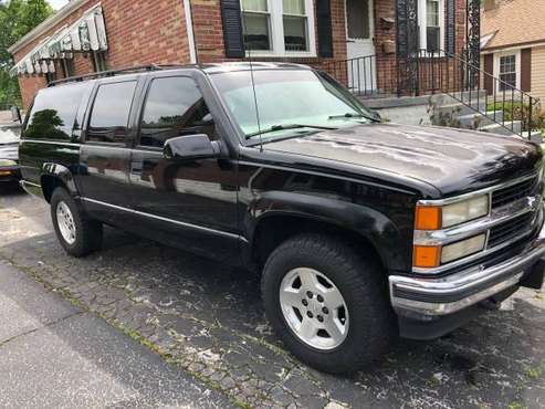 BLACK CHEVY SUBURBAN 4x4 New Motor and Transmission for sale in Saint Louis, MO