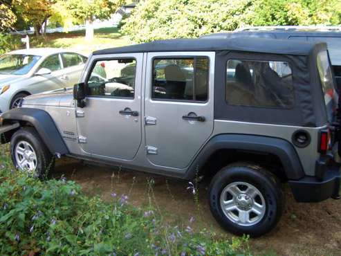 2014 jeep wrangler AUTO AC SOUND SYSTEM super nice adult owned for sale in Franklin, MA