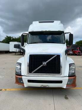 2011 Volvo VN 660 for sale in Elgin, IL