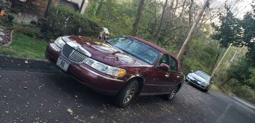 Lincoln Town Car - 2000 for sale in Pittsburgh, PA