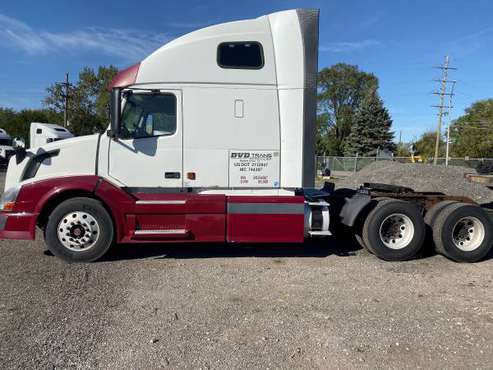 Volvo VNL670 year 2005 Truck Power Unit for sale in Robbins, IL
