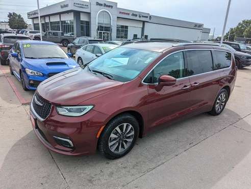2021 Chrysler Pacifica Touring-L for sale in Waterloo, IA
