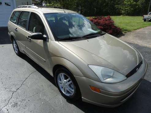 2001 FORD FOCUS SE WAGON, GOLD - - by dealer - vehicle for sale in East Bend, NC, NC