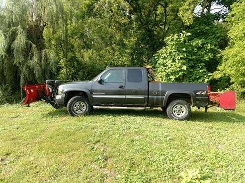Plow truck 2004 GMC 2500 hd for sale in Grand Rapids, MI