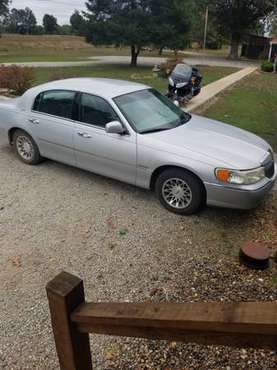 Clean Lincoln towncar - cars & trucks - by owner - vehicle... for sale in Marmaduke, AR
