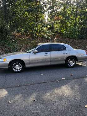 2000 LINCOLN TOWNCAR TOWN CAR 157,000 MILES - cars & trucks - by... for sale in Greer, SC