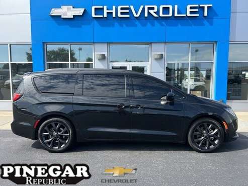 2018 Chrysler Pacifica Touring L FWD for sale in Republic, MO