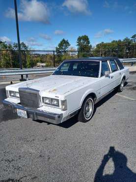 Lincoln town car limited - cars & trucks - by owner - vehicle... for sale in Cranston, RI