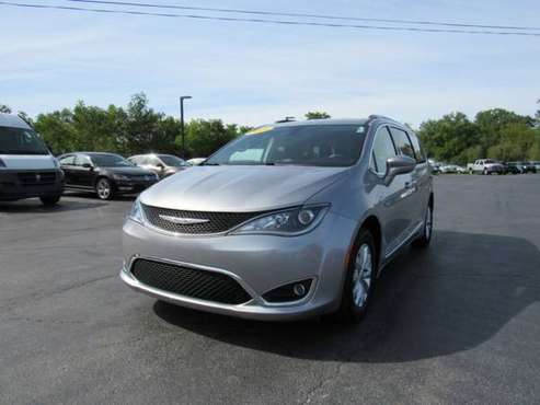 2018 Chrysler Pacifica Touring L with Touring Suspension for sale in Grayslake, IL