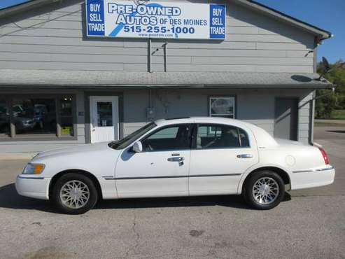 2002 Lincoln Town Car Signature Series - Auto/Wheels/Leather - SALE!! for sale in Des Moines, IA