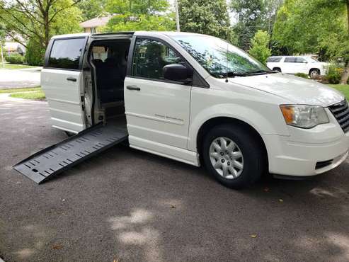 2008 CRYSLER TOWN & COUNTRY MOBILITY HANDICAP WHEELCHAIR VAN LOW MILES for sale in SKOKIE, WI