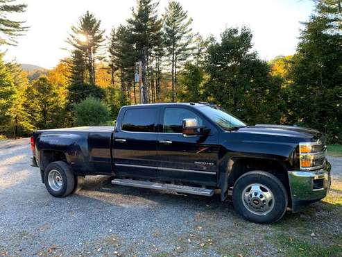 Chevy 3500 HD Dually loaded 2018 for sale in Middletown Springs, NY
