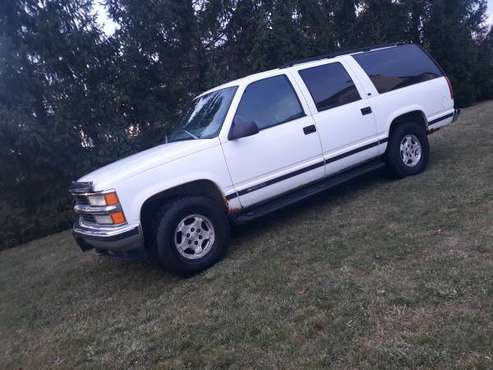 Gm Suburban 4x4 seats 8 - cars & trucks - by owner - vehicle... for sale in Ann Arbor, MI
