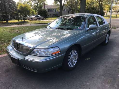 2004 LINCOLN TOWN CAR**SIGNATURE for sale in Smithtown, NY