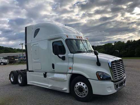 2017 freightliner cascadia ! Low miles / obo for sale in Knoxville, MO