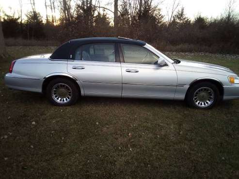 2002 LINCOLN TOWN CAR CARTIER NICE !! 3RD OWNER - cars & trucks - by... for sale in Milford, MI