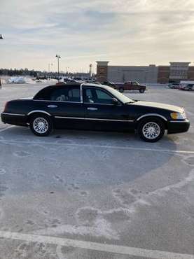 1998 lincoln Town Car Signiture for sale in Oconomowoc, WI