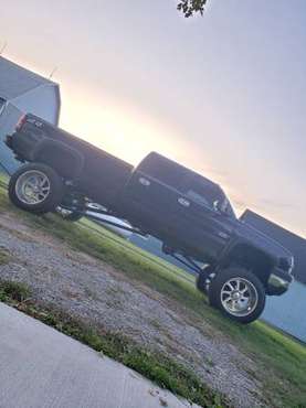 2005 lifted duramax for sale in Eau Claire, MI