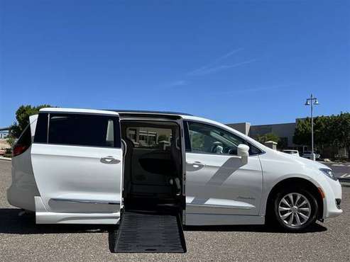 2018 Chrysler Pacifica Touring L Power Side-Entry for sale in Phoenix, IL