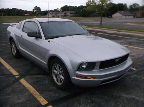 *** 2005 FORD MUSTANG FASTBACK *** - cars & trucks - by dealer -... for sale in Waukesha, WI