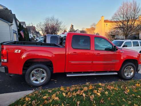 2011 GMC Sierra SLE Crew Cab Z71 4x4 1 Owner Low Miles - cars & for sale in Libertyville, WI