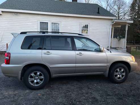 2007 Toyota Highlander AWD - cars & trucks - by owner - vehicle... for sale in Middleton, MA