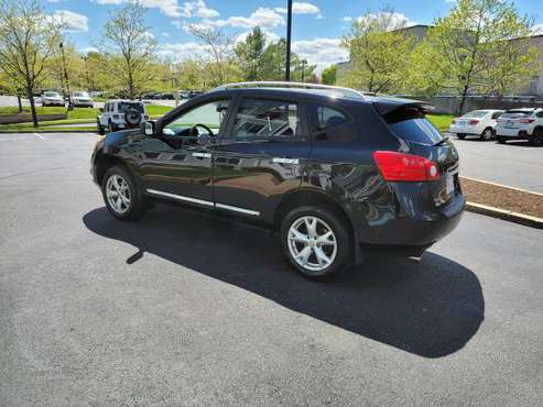 Adorable black 2011 Nissan rogue, keyless start, 4x4 great on gas for sale in Waltham, MA