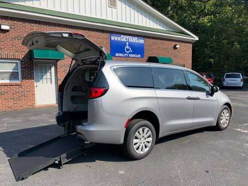 2018 Chrysler Pacifica Handicap Accessible Wheelchair Van for sale in Dallas, MO