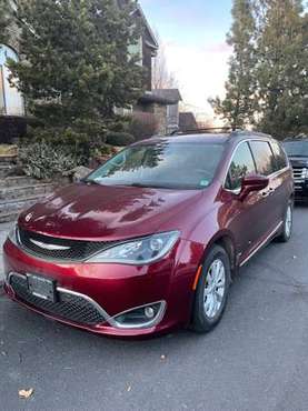 2017 Chrysler Pacifica Touring L Minivan for sale in Bend, OR