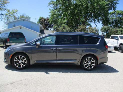 2017 Chrysler Pacifica Limited FWD for sale in Waupun, WI