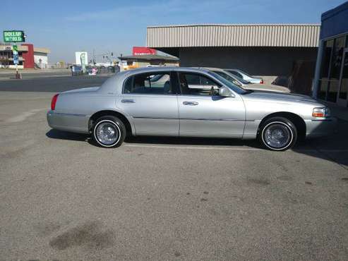2004 Lincoln Town Car Ultimate Edition!! Great Condition!! for sale in Bakersfield, CA