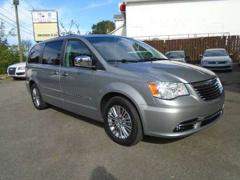 2013 Chrysler TOWN AND COUNTRY /// CLEAN AND LOADED for sale in Lilburn, GA
