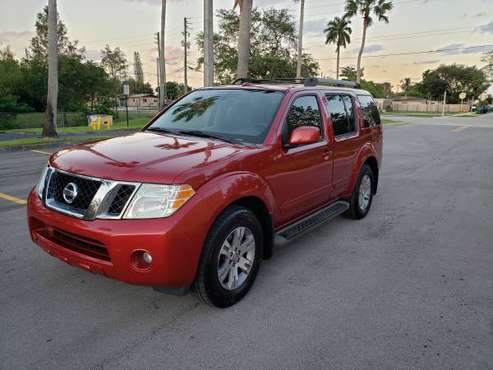 2010 nissan Pathfinder . Automatic. Title for sale in Hollywood, FL