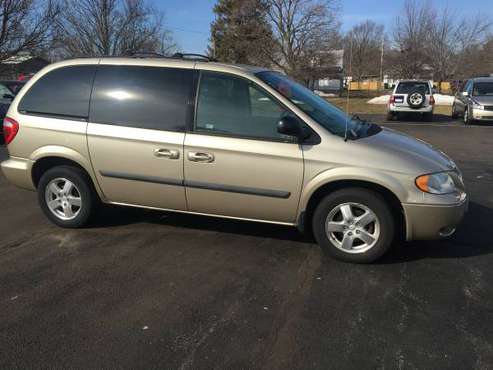 2005 DODGE CARAVAN - THIRD ROW SEATING - - by dealer for sale in URBANA, IL