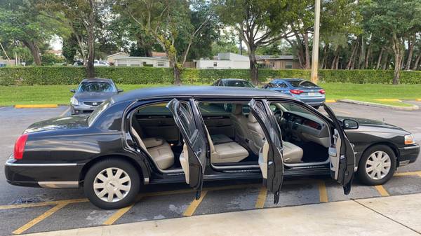 2003 LINCOLN TOWN CAR LIMOSINE STYLE 75K MILES 1 OWNER - cars & for sale in Hollywood, FL – photo 4
