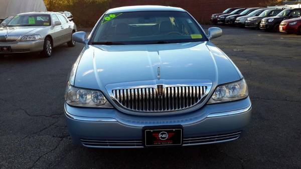 2006 Lincoln Town Car Signature Limited 4dr Sedan - SUPER CLEAN!... for sale in Wakefield, MA – photo 3