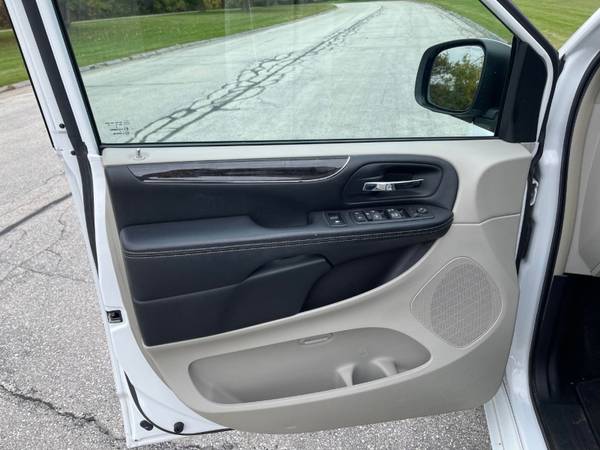 2016 Chrysler Town & Country 4dr Wgn Touring with Full Cloth for sale in Cudahy, WI – photo 11