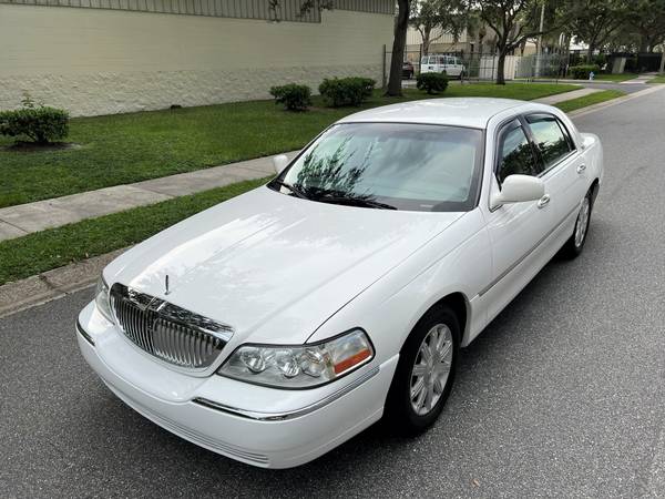 2011 LINCOLN TOWN CAR SIGNATURE LIMITED - CLEAN TITLE - cars & for sale in Orlando, FL – photo 3
